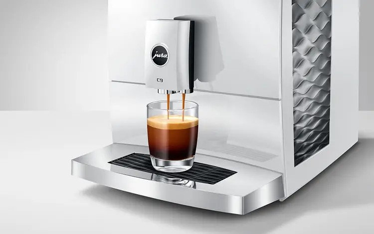 JURA C9 pianowhite Kaffeevollautomat mit elegantem weißem Design und Farbdisplay